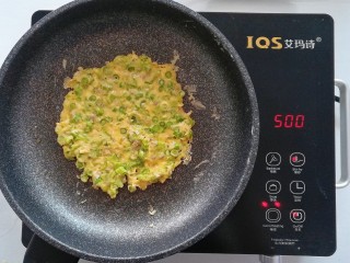 12、豇豆鸡蛋煎饼,摊平煎至熟透即可出锅