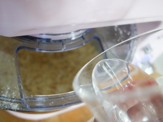 3、好看又好吃的南瓜刀切馒头,3、	7g酵母+10g温水融化（配方内水分