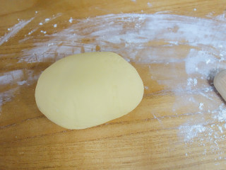 10、好看又好吃的南瓜刀切馒头,10、	面片抹一点点水卷起来戳成长条