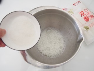 3、香橙蒸蛋糕,分两次加入细砂糖，打发至干性发泡