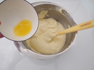 6、香橙蒸蛋糕,加入橙汁切拌均匀