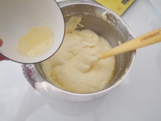 7、香橙蒸蛋糕,加入玉米油切拌均匀