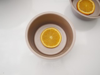 8、香橙蒸蛋糕,模具刷油，底部放一片橙子