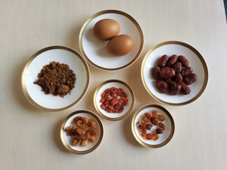 1、糖水鸡蛋,准备好所需食材。