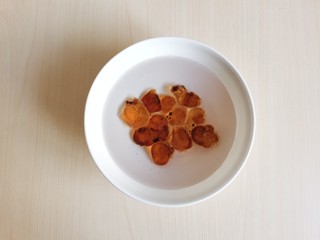 2、糖水鸡蛋,桃胶提前一晚用水泡开至无硬块。