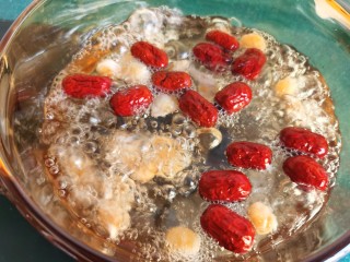 8、糖水鸡蛋,大火煮开，改小火煮20分钟左右。红枣和桃胶要稍微煮久一点才好。