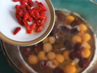 9、糖水鸡蛋,加入枸杞。