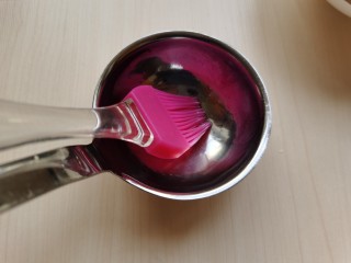 10、糖水鸡蛋,汤水煮好后，我大多数是将鸡蛋煮好，剥壳后放入糖水中。这次换个漂亮的荷包蛋造型。用平时盛稀饭的饭勺，将勺子四周抹上一层香油防沾。