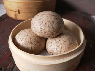 1、馒头抱蛋,我头一天蒸的全麦麦麸馒头。也可以用白馒头，只要是馒头都可以。