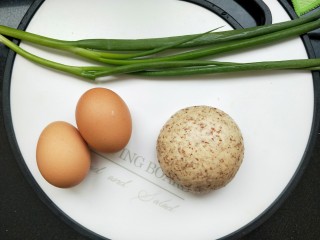 2、馒头抱蛋,再准备两个鸡蛋，葱，和一点火腿