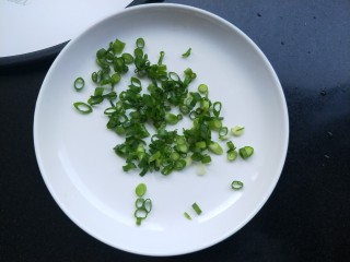 5、馒头抱蛋,葱花切碎