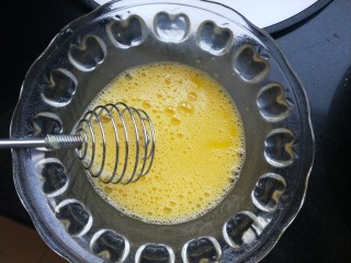 6、馒头抱蛋,鸡蛋打散，加少许盐