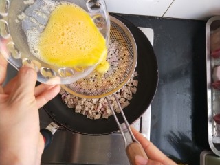 9、馒头抱蛋,把鸡蛋液倒进去