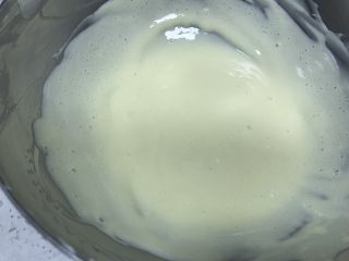 6、轻乳酪蛋糕,搅拌均匀