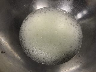 7、轻乳酪蛋糕,蛋清加入柠檬汁,打发鱼眼泡。