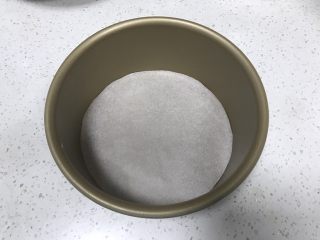 12、轻乳酪蛋糕,6寸固底不沾模具底部垫油纸。