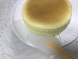 17、轻乳酪蛋糕,轻轻抖出蛋糕在盘子里,取出底部油纸,也可以不取。