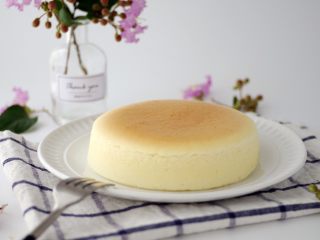 19、轻乳酪蛋糕,刷在蛋糕表面。动作要轻。也可以滴在上面,防止破坏表皮。