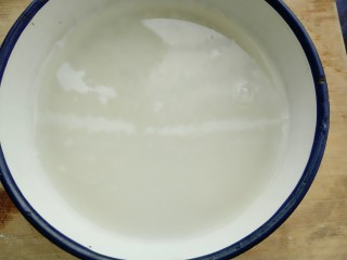 1、雪菜香菇团子,糯米洗净提前一晚浸泡倒掉水