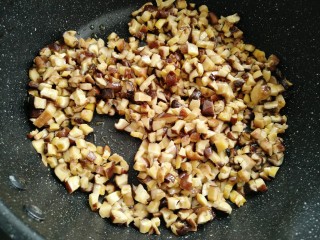 8、雪菜香菇团子,放入香菇炒三分钟左右