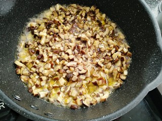 9、雪菜香菇团子,倒入香菇水煮两分钟