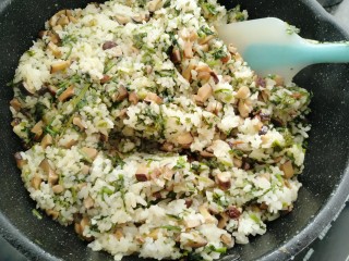 18、雪菜香菇团子,全部搅拌均匀即可