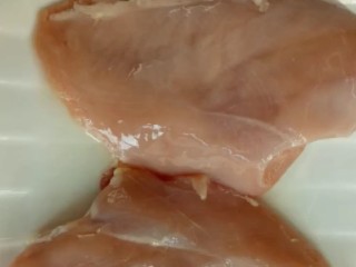 1、炸鸡米花,准备两块鸡胸肉洗净