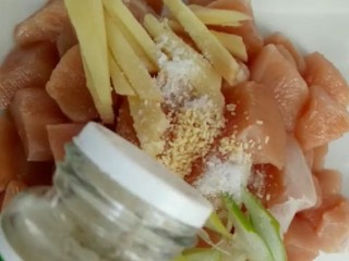 2、炸鸡米花,切成丁加葱姜，盐，鸡精，料酒，鸡蛋清