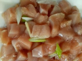 3、炸鸡米花,搅拌均匀腌制二十分钟