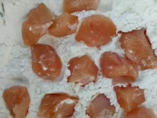 4、炸鸡米花,腌好后沾淀粉
