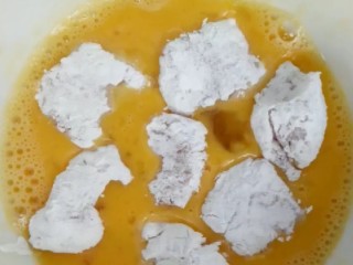 5、炸鸡米花,再沾鸡蛋液