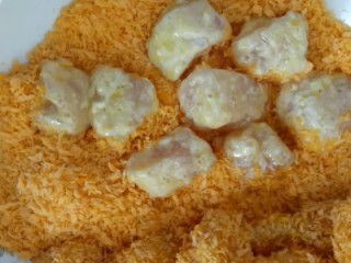 6、炸鸡米花,最后裹上面包糠