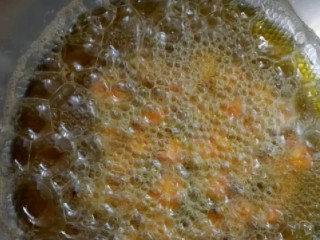 7、炸鸡米花,油温七成热，小火慢炸