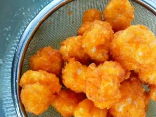 8、炸鸡米花,炸至金黄熟透捞出，沾上番茄酱就可以吃了