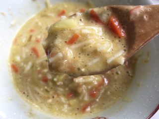 10、面条鸡蛋卷,搅拌好是半粘稠状