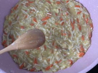 11、面条鸡蛋卷,平底锅刷一层薄油,倒入后用勺背摊平表面及四周