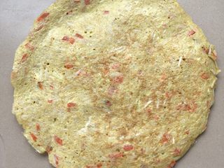 13、面条鸡蛋卷,放入切熟食的案板上