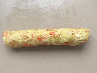 14、面条鸡蛋卷,趁热至下而上卷起一个长条状