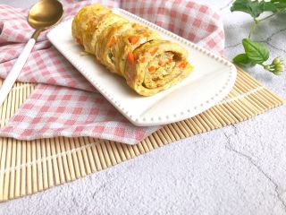 15、面条鸡蛋卷,啦啦啦~可爱的小蛋卷就完成咯~~ 口感非常软嫩,宝宝也很容易咀嚼,可以让宝宝自己洗干净小手抓着吃,略微有嚼劲,适合趁热吃哦,娃一口一个吃得香喷喷的