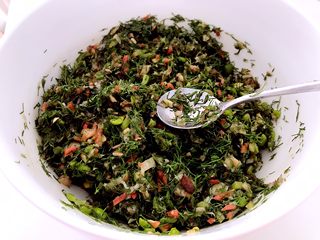 6、茴香饺子，最美的遇见,拌匀。