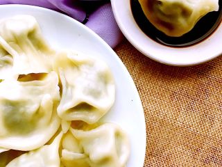 11、茴香饺子，最美的遇见,出锅装盘。