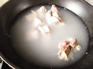 1、排骨煲,排骨切成小块，用清水洗干净，放入沸水中氽一下，