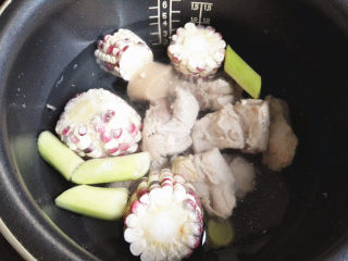 8、排骨煲,再加入一块家乐浓汤宝