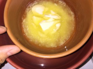 1、自制旺仔小馒头,先将黄油隔热水融化