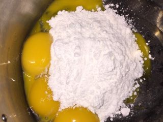 3、自制旺仔小馒头,倒入50g细砂糖