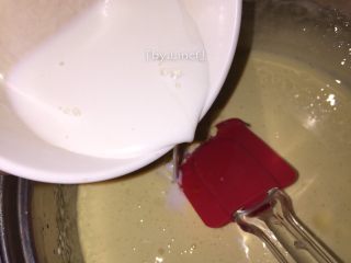 6、自制旺仔小馒头,加入30g牛奶