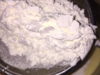 8、自制旺仔小馒头,过筛加入210g玉米淀粉