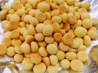 12、自制旺仔小馒头,烤箱提前预热10分钟,将揉好的小面团放入烤箱,放至中下层,温度约160度,上下火约20分烘烤完成即可。