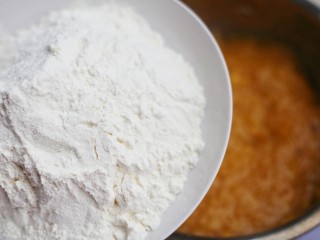 5、口感超赞的黄金红薯球,少量多次加入面粉。