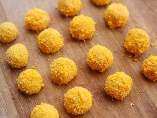 8、口感超赞的黄金红薯球,表面均匀裹上一层面包糠。